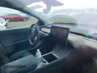 2022 Tesla Model Y Long Range z VIN 7SAYGDEE2NF313492, wystawiony jako Copart lot #55748695 z przebiegiem Nie podano mil oraz Szkoda całkowita • Salvage title. Historia ofert i sprzedaży dostępna na DreamBid. Obrazek 9.