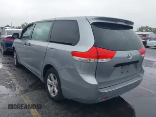 2012 Toyota Sienna z VIN 5TDZK3DC6CS263912, wystawiony jako IAAI lot #42174360 z przebiegiem 95 216 mil mil oraz . Historia ofert i sprzedaży dostępna na DreamBid. Obrazek 3.