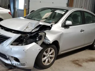 2012 Nissan Versa S z VIN 3N1CN7AP4CL807134, wystawiony jako Copart lot #61131665 z przebiegiem 125 553 mil mil oraz Szkoda całkowita • Salvage title. Historia ofert i sprzedaży dostępna na DreamBid. Obrazek 1.