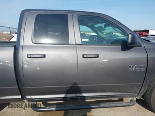 2018 Ram 1500 Express z VIN 1C6RR6FG9JS299201, wystawiony jako IAAI lot #42017973 z przebiegiem 79 732 mil mil oraz . Historia ofert i sprzedaży dostępna na DreamBid. Obrazek 13.