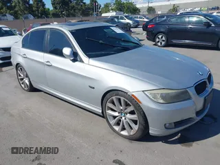 2009 BMW 3 Series 328i z VIN WBAPH73529E126672, wystawiony jako IAAI lot #42269002 z przebiegiem 146 329 mil mil oraz . Historia ofert i sprzedaży dostępna na DreamBid. Obrazek 1.