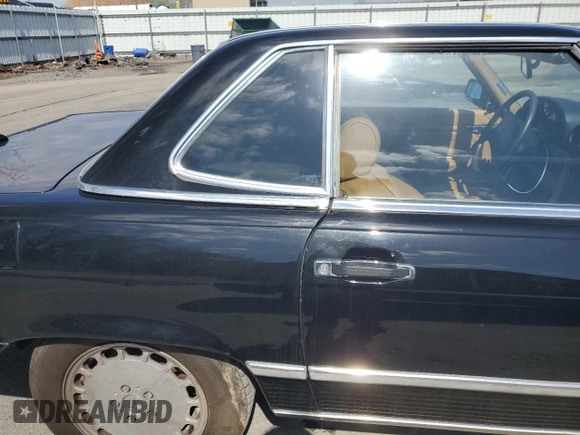 1988 Mercedes-Benz 560 SL z VIN WDBBA48D0JA085307, wystawiony jako Copart lot #51533115 z przebiegiem 83 302 mil mil oraz Szkoda całkowita • Salvage title. Historia ofert i sprzedaży dostępna na DreamBid. Obrazek 10.