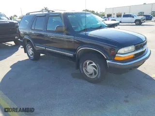 2000 Chevrolet Blazer LT with VIN 1GNDT13W5Y2244197, listed as a IAAI auction lot 41440176 with 133,797 mi miles. Bid and sale history available at carsss.com. Image 1.