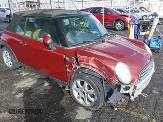2008 MINI Convertible z VIN WMWRF33568TG18657, wystawiony jako IAAI lot #41584033 z przebiegiem 127 437 mil mil oraz . Historia ofert i sprzedaży dostępna na DreamBid. Obrazek 1.