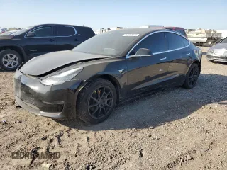 2019 Tesla Model 3 Mid Range z VIN 5YJ3E1EAXKF398909, wystawiony jako Copart lot #52504645 z przebiegiem 101 667 mil mil oraz Szkody całkowita. Historia ofert i sprzedaży dostępna na DreamBid. Obrazek 1.