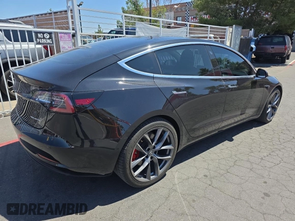 2018 Tesla Model 3 Long Range Battery z VIN 5YJ3E1EB8JF070461, wystawiony jako Copart lot #58379905 z przebiegiem 49 178 mil mil oraz Tytuł czysty. Historia ofert i sprzedaży dostępna na DreamBid. Obrazek 4.