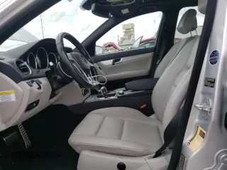 2013 Mercedes-Benz C 250 Sport z VIN WDDGF4HB9DR263699, wystawiony jako Copart lot #51379384 z przebiegiem 123 016 mil mil oraz Szkoda całkowita • Salvage title. Historia ofert i sprzedaży dostępna na DreamBid. Obrazek 7.