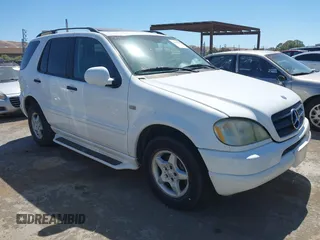 2001 Mercedes-Benz M 320/430/500 z VIN 4JGAB54EX1A282396, wystawiony jako IAAI lot #42294085 z przebiegiem 199 862 mil mil oraz . Historia ofert i sprzedaży dostępna na DreamBid. Obrazek 1.