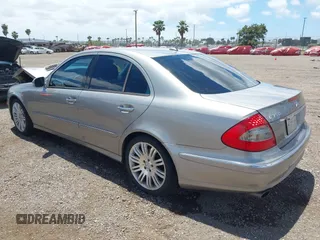 2007 Mercedes-Benz E 350 z VIN WDBUF56X57A995752, wystawiony jako IAAI lot #42249560 z przebiegiem 215 477 mil mil oraz . Historia ofert i sprzedaży dostępna na DreamBid. Obrazek 3.