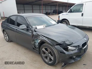 2015 BMW 3 Series 328i xDrive z VIN WBA3B5C56FF959868, wystawiony jako IAAI lot #41219776 z przebiegiem 84 139 mil mil oraz . Historia ofert i sprzedaży dostępna na DreamBid. Obrazek 1.