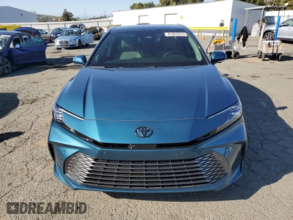 2025 Toyota Camry LE z VIN 4T1DBADK3SU502862, wystawiony jako Copart lot #51853575 z przebiegiem 31 601 mil mil oraz Szkoda całkowita • Salvage title. Historia ofert i sprzedaży dostępna na DreamBid. Obrazek 5.