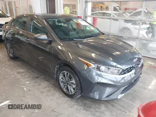 2024 Kia Forte LXS z VIN 3KPF24AD9RE827562, wystawiony jako IAAI lot #41943586 z przebiegiem 9 034 mil mil oraz . Historia ofert i sprzedaży dostępna na DreamBid. Obrazek 1.