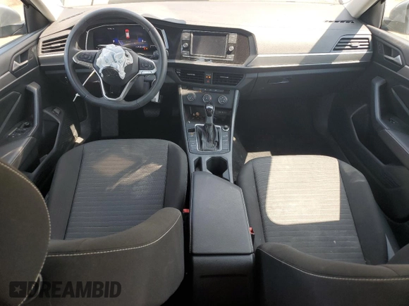 2024 Volkswagen Jetta S z VIN 3VW5M7BU0RM056871, wystawiony jako Copart lot #66462825 z przebiegiem 25 890 mil mil oraz Czysty tytuł • Clean title. Historia ofert i sprzedaży dostępna na DreamBid. Obrazek 8.