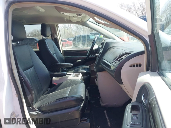 2016 Chrysler Town & Country Touring with VIN 2C4RC1BGXGR269055, listed as a IAAI auction lot 41861795 with 207,118 mi miles. Bid and sale history available at carsss.com. Image 5.