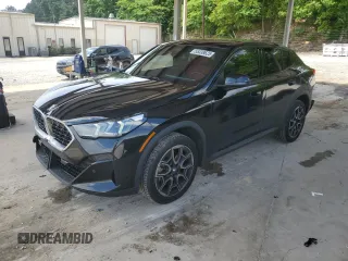 2025 BMW X2 xDrive28i z VIN WBX63GM0XS5150257, wystawiony jako Copart lot #55338625 z przebiegiem 7635 mil mil oraz Tytuł czysty. Historia ofert i sprzedaży dostępna na DreamBid. Obrazek 1.