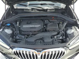 2021 BMW X1 xDrive28i z VIN WBXJG9C08M5T59270, wystawiony jako Copart lot #53894475 z przebiegiem 36 824 mil mil oraz Nie do naprawy • Non repairable. Historia ofert i sprzedaży dostępna na DreamBid. Obrazek 12.