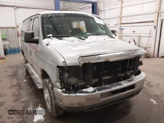 2008 Ford Econoline Passenger XL with VIN 1FBNE31L78DA28548, listed as a IAAI auction lot 41365324 with 175,585 mi miles. Bid and sale history available at carsss.com. Image 1.