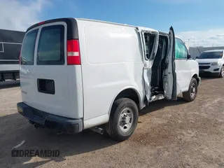 2019 Chevrolet Express Cargo z VIN 1GCWGAFP0K1312719, wystawiony jako IAAI lot #42209808 z przebiegiem 99 944 mil mil oraz . Historia ofert i sprzedaży dostępna na DreamBid. Obrazek 4.