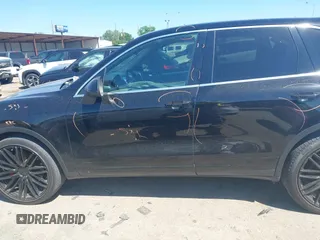 2014 Porsche Cayenne Turbo S E-Hybrid z VIN WP1AA2A24ELA07504, wystawiony jako IAAI lot #41967592 z przebiegiem 114 308 mil mil oraz . Historia ofert i sprzedaży dostępna na DreamBid. Obrazek 14.