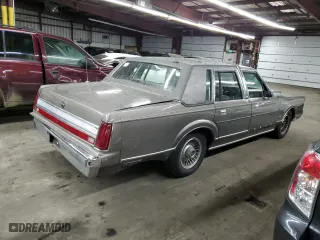 1988 Lincoln Town Car with VIN 1LNBM81F2JY843033, listed as a Copart auction lot 82252834 with 32,269 mi miles and Clean Title. Bid and sale history available at carsss.com. Image 3.
