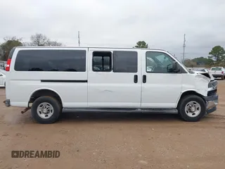 2020 Chevrolet Express Passenger LT z VIN 1GAZGPFG4L1121251, wystawiony jako IAAI lot #41306415 z przebiegiem 77 060 mil mil oraz . Historia ofert i sprzedaży dostępna na DreamBid. Obrazek 14.