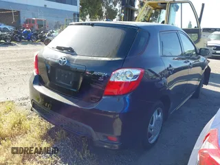 2011 Toyota Matrix z VIN 2T1KU4EEXBC677963, wystawiony jako IAAI lot #42128350 z przebiegiem 38 590 mil mil oraz . Historia ofert i sprzedaży dostępna na DreamBid. Obrazek 4.
