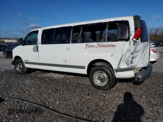2000 Chevrolet Express with VIN 1GAHG39R8Y1258153, listed as a Copart auction lot 82823374 with 172,336 mi miles and Salvage Title. Bid and sale history available at carsss.com. Image 2.