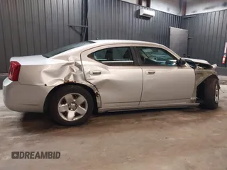 2008 Dodge Charger z VIN 2B3KA43RX8H326355, wystawiony jako IAAI lot #42310534 z przebiegiem 103 342 mil mil oraz . Historia ofert i sprzedaży dostępna na DreamBid. Obrazek 14.