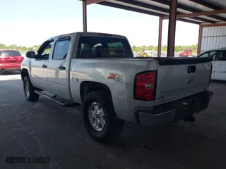 2010 Chevrolet Silverado 1500 LT with VIN 3GCRKSE31AG258718, listed as a IAAI auction lot 42061306 with 220,656 mi miles. Bid and sale history available at carsss.com. Image 3.