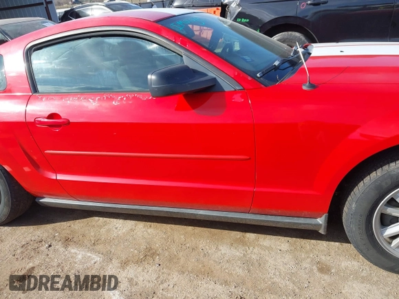 2005 Ford Mustang Deluxe z VIN 1ZVFT80N955155293, wystawiony jako IAAI lot #41891807 z przebiegiem 169 092 mil mil oraz . Historia ofert i sprzedaży dostępna na DreamBid. Obrazek 13.