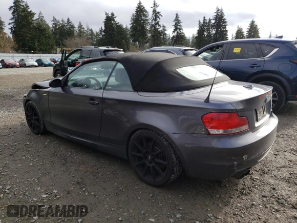 2008 BMW 1 Series 135i z VIN WBAUN93528VK39771, wystawiony jako Copart lot #87970105 z przebiegiem 88 618 mil mil oraz Szkoda całkowita • Salvage title. Historia ofert i sprzedaży dostępna na DreamBid. Obrazek 2.