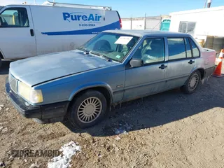 1993 Volvo 900 GLS с VIN YV1JS8839P1112547, выставлен на аукционе IAAI как лот 41296396 с пробегом 217 656 миль миль и . История ставок и продаж доступна на DreamBid. Изображение 2.