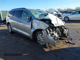2017 Chrysler Pacifica Touring L z VIN 2C4RC1BG3HR569442, wystawiony jako IAAI lot #41467452 z przebiegiem Nie podano mil oraz . Historia ofert i sprzedaży dostępna na DreamBid. Obrazek 1.