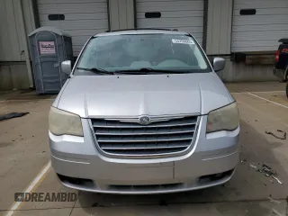 2010 Chrysler Town & Country Touring z VIN 2A4RR5D10AR273535, wystawiony jako Copart lot #54356665 z przebiegiem 238 132 mil mil oraz Szkoda całkowita • Salvage title. Historia ofert i sprzedaży dostępna na DreamBid. Obrazek 5.