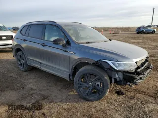 2024 Volkswagen Tiguan SE R-Line Black z VIN 3VV8B7AX8RM136714, wystawiony jako Copart lot #50587005 z przebiegiem Nie podano mil oraz Szkoda całkowita • Salvage title. Historia ofert i sprzedaży dostępna na DreamBid. Obrazek 4.