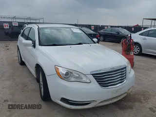2014 Chrysler 200 LX z VIN 1C3CCBAB8EN231002, wystawiony jako IAAI lot #42311258 z przebiegiem 143 843 mil mil oraz . Historia ofert i sprzedaży dostępna na DreamBid. Obrazek 1.
