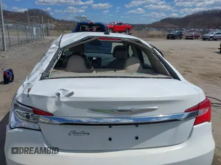2014 Chrysler 200 Limited z VIN 1C3CCBCGXEN152570, wystawiony jako IAAI lot #41901310 z przebiegiem 135 752 mil mil oraz . Historia ofert i sprzedaży dostępna na DreamBid. Obrazek 18.