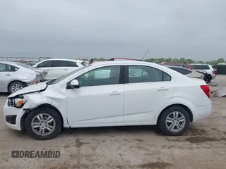 2015 Chevrolet Sonic LT z VIN 1G1JC5SH7F4112395, wystawiony jako IAAI lot #41931652 z przebiegiem 131 610 mil mil oraz . Historia ofert i sprzedaży dostępna na DreamBid. Obrazek 14.
