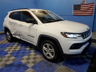 2023 Jeep Compass Latitude z VIN 3C4NJDBN0PT553621, wystawiony jako Copart lot #61347185 z przebiegiem 51 588 mil mil oraz Czysty tytuł • Clean title. Historia ofert i sprzedaży dostępna na DreamBid. Obrazek 4.