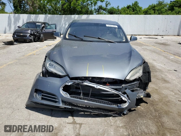 2014 Tesla Model S 60 z VIN 5YJSA1H13EFP36058, wystawiony jako Copart lot #57041725 z przebiegiem Nie podano mil oraz Szkoda całkowita • Salvage title. Historia ofert i sprzedaży dostępna na DreamBid. Obrazek 5.