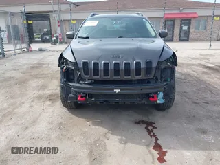 2015 Jeep Cherokee Trailhawk z VIN 1C4PJMBS3FW520328, wystawiony jako IAAI lot #41746017 z przebiegiem 83 485 mil mil oraz . Historia ofert i sprzedaży dostępna na DreamBid. Obrazek 13.