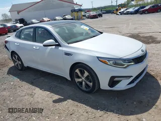 2019 Kia Optima LX z VIN 5XXGT4L36KG371409, wystawiony jako IAAI lot #42092735 z przebiegiem 66 442 mil mil oraz . Historia ofert i sprzedaży dostępna na DreamBid. Obrazek 1.
