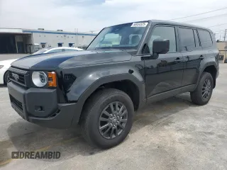 2025 Toyota Land Cruiser 1958 Edition z VIN JTEABFAJ9SK021974, wystawiony jako Copart lot #58834525 z przebiegiem 2203 mil mil oraz Szkody całkowita. Historia ofert i sprzedaży dostępna na DreamBid. Obrazek 1.