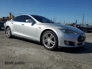 2013 Tesla Model S с VIN 5YJSA1DG7DFP11382, выставлен на аукционе Copart как лот 67097375 с пробегом 55 481 миль миль и Списание • Salvage title. История ставок и продаж доступна на DreamBid. Изображение 4.