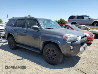 2018 Toyota 4Runner SR5 z VIN JTEBU5JR6J5564680, wystawiony jako Copart lot #58847355 z przebiegiem 96 632 mil mil oraz Szkoda całkowita • Salvage title. Historia ofert i sprzedaży dostępna na DreamBid. Obrazek 4.