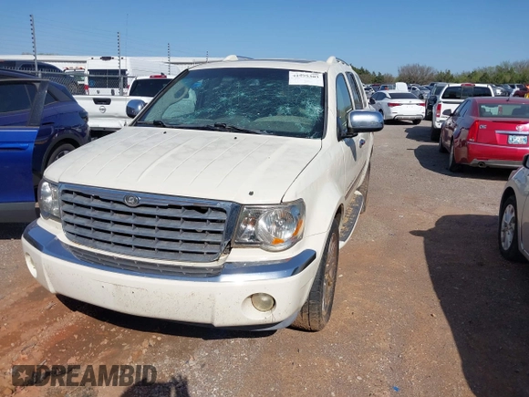 2008 Chrysler Aspen Limited z VIN 1A8HX582X8F150801, wystawiony jako IAAI lot #41995303 z przebiegiem 272 950 mil mil oraz . Historia ofert i sprzedaży dostępna na DreamBid. Obrazek 2.