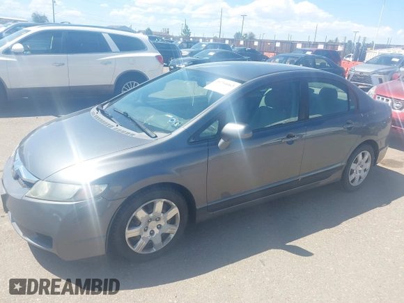 2009 Honda Civic LX z VIN 19XFA165X9E039697, wystawiony jako IAAI lot #39794063 z przebiegiem 169 439 mil mil oraz . Historia ofert i sprzedaży dostępna na DreamBid. Obrazek 2.