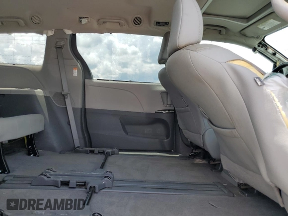 2018 Toyota Sienna XLE Auto Access Seat z VIN 5TDYZ3DC8JS917863, wystawiony jako Copart lot #61825655 z przebiegiem 249 491 mil mil oraz Szkoda całkowita • Salvage title. Historia ofert i sprzedaży dostępna na DreamBid. Obrazek 11.