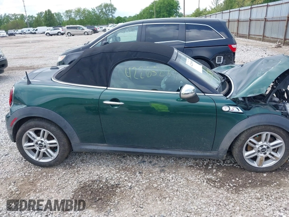 2013 MINI Roadster S z VIN WMWSY3C55DT566134, wystawiony jako IAAI lot #42265800 z przebiegiem 170 001 mil mil oraz . Historia ofert i sprzedaży dostępna na DreamBid. Obrazek 13.