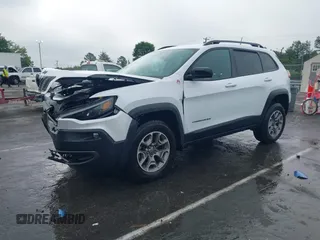 2022 Jeep Cherokee Trailhawk z VIN 1C4PJMBX1ND500729, wystawiony jako IAAI lot #42235098 z przebiegiem 60 354 mil mil oraz . Historia ofert i sprzedaży dostępna na DreamBid. Obrazek 2.